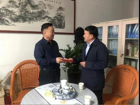 敦煌種業(yè)領(lǐng)導(dǎo)看望慰問公司老干部、老黨員及困難黨員職工