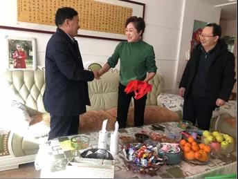 敦煌種業(yè)領(lǐng)導(dǎo)看望慰問公司老干部、老黨員及困難黨員職工