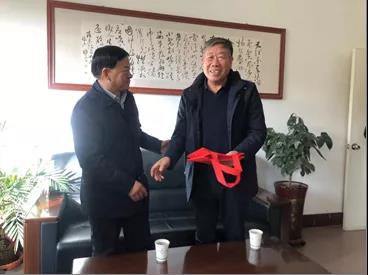 敦煌種業(yè)領(lǐng)導(dǎo)看望慰問公司老干部、老黨員及困難黨員職工