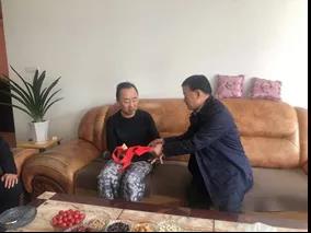 敦煌種業(yè)領(lǐng)導(dǎo)看望慰問公司老干部、老黨員及困難黨員職工