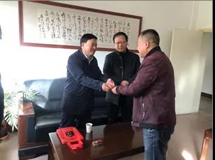敦煌種業(yè)領(lǐng)導(dǎo)看望慰問公司老干部、老黨員及困難黨員職工