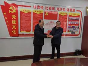 敦煌種業(yè)領(lǐng)導(dǎo)看望慰問公司老干部、老黨員及困難黨員職工