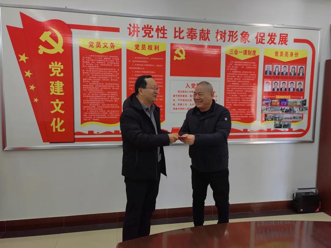 敦煌種業(yè)領(lǐng)導(dǎo)看望慰問公司老干部、老黨員及困難黨員職工